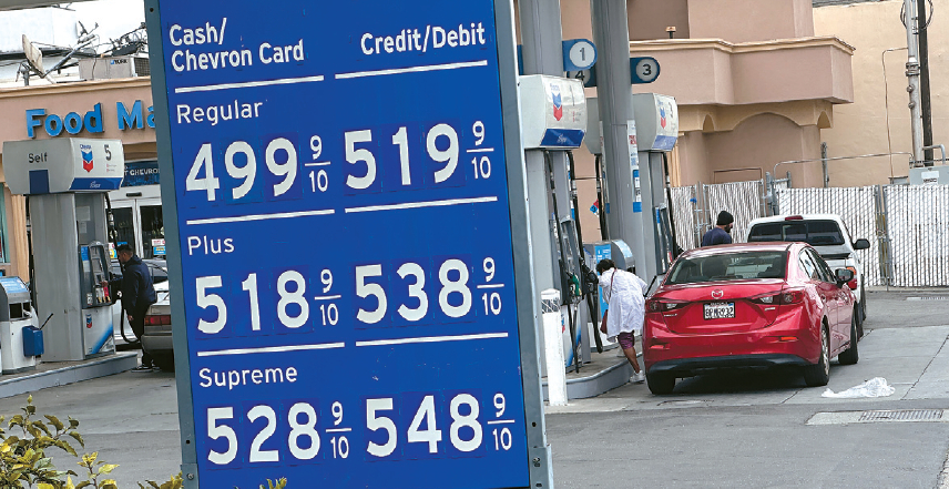 LA지역 개솔린 가격이 다시 오르면서 갤런당 5달러에 근접하고 있다. LA한인타운 한 주유소에 내걸린 개솔린 가격표. 김상진 기자 