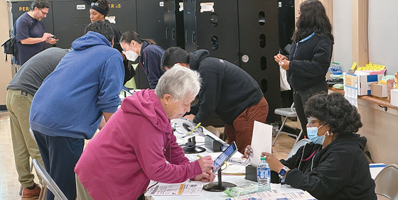5일 오전 LA한인타운 앤더슨 멍거 패밀리YMCA 투표센터를 찾은 유권자들이 명부를 확인하고 있다. 김상진 기자