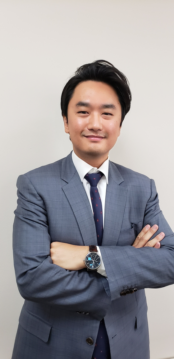 한국 변호사로서 공식적으로 한국법과 비즈니스에 관한 자문을 제공하는 이진희 변호사. 