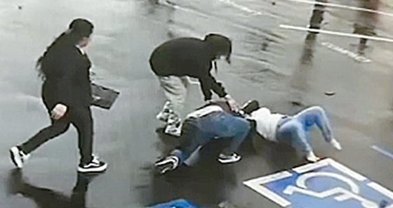 지난 6일 한인이 운영하는 뷰티숍에 침입한 여성 떼강도들이 주차장에서 여직원을 폭행하고 있다.  [ABC7 화면 캡처] 
