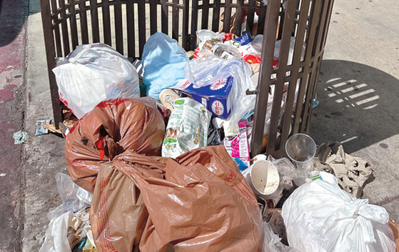 올림픽 불러바드 인도에 쏟아져 나와있는 쓰레기더미. 김상진 기자 