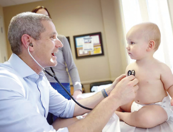 오렌지카운티의 에릭 볼 소아과전문의가 생후 9개월된 노아를 검진하고 있다.