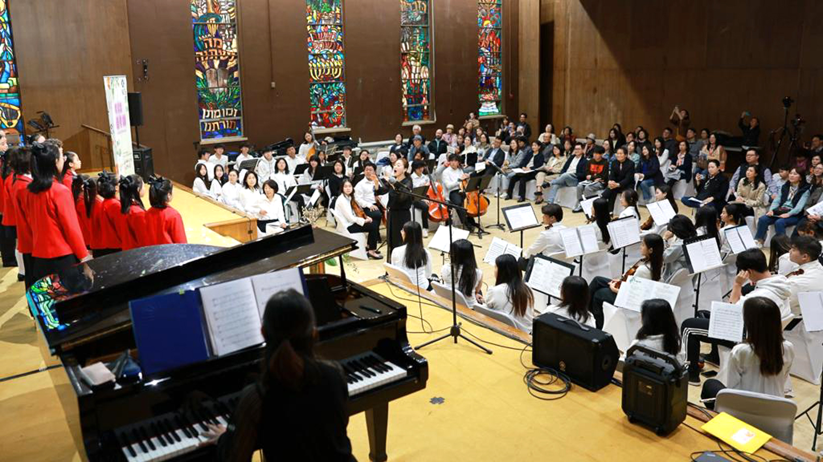 뉴욕한인봉사센타는 16일 나눔하모니 오케스트라와 롱아일랜드한국학교 합창단, 한국인 유명 오페라 가수들이 참여하는 신춘음악회를 개최해 관객들에게 감동을 선사했다. [사진 뉴욕한인봉사센터]