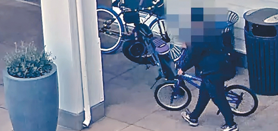 어바인 경찰이 공개한 자전거 절도범 범행현장 CCTV 영상. 지난 13일 한 절도범이 우드브리지 상가에서 자신의 자전거와 주차된 전기자전거를 바꿔치기하고 있다. 절도용의자는 주민의 신고로 인근에서 체포됐다.  [어바인 경찰국 페이스북]