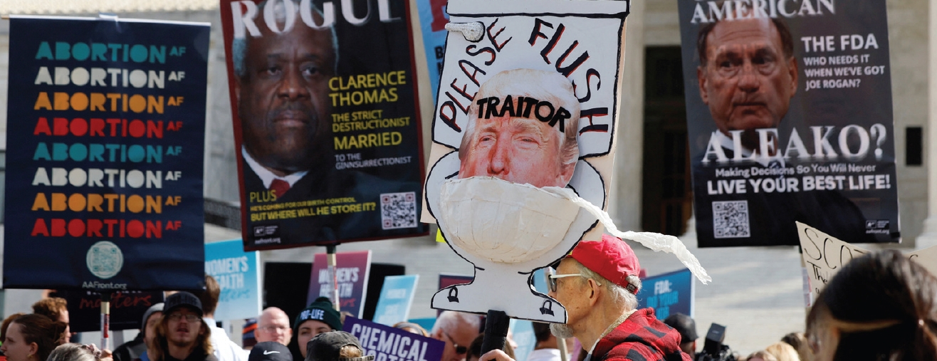 26일 워싱턴DC 연방대법원이 먹는 낙태약으로 알려진 미페프리스톤에 반대하는 단체가 제기한 소송 심리를 진행한 가운데, 연방대법원 앞에서 낙태 지지자들이 집회를 열고 있다.  [로이터]