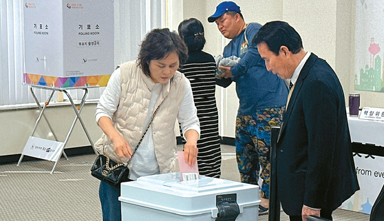 재외선거가 시작된 27일 한인 유권자가 LA총영사관에 마련된 투표소에서 투표 용지를 투표함에 넣고 있다.   김상진 기자