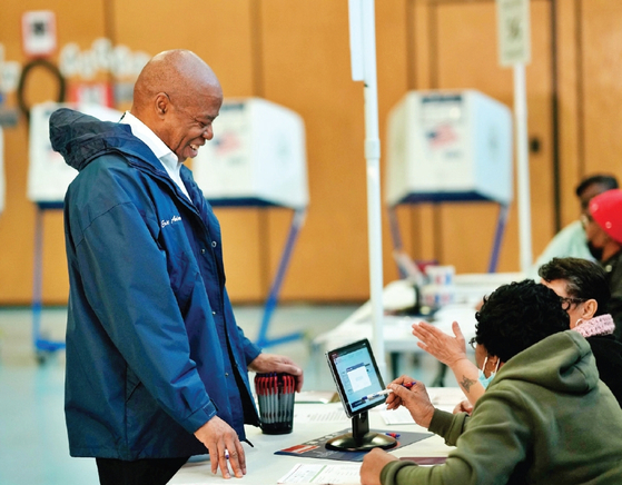 에릭 아담스 뉴욕시장이 2일 브루클린 PS 81 초등학교서 뉴욕주 대통령 예비선거 투표를 위해 신원을 확인하고 있다.  [뉴욕시장실]