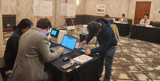 제22대 국회의원 선거 재외국민 투표 첫날인 지난달 29일 오로라 더블트리 호텔에 설치된 재외투표소에서 유권자가 투표하고 있다.