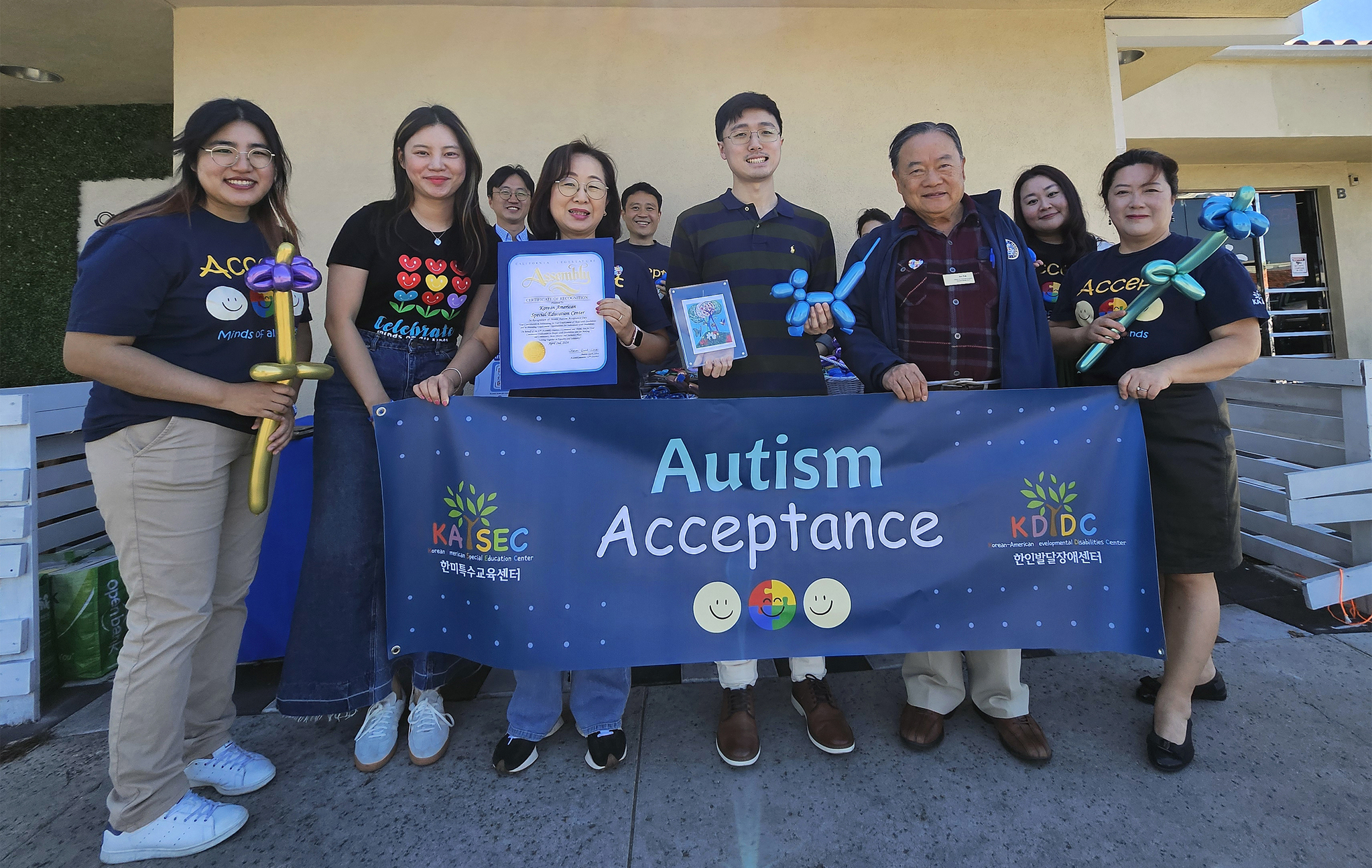 세계 자폐증 인식의 날 기념 이벤트 참석자들이 함께 자리했다. 로사 장(앞줄 왼쪽에서 세 번째) 한미특수교육센터 소장이 섀런 쿼크-실바 가주하원의원의 감사장을 들어 보이고 있다. [센터 제공]
