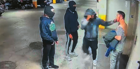 CCTV에 잡힌 사건 현장. 세 명의 용의자들이 피해 남성(오른쪽)을 폭행하며 위협하고 있다.  [앤디 김 사장 제공] 