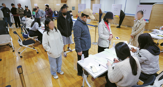 제22대 국회의원 선거일인 10일 서울 영등포구 여의동주민센터에 마련된 여의동 제2투표소가 문을 열자 유권자들이 투표를 시작하고 있다. [연합]