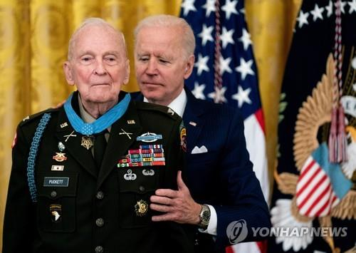 지난 2021년 5월 백악관에서 랠프 퍼켓 대령에게 조 바이든 대통령이 미 최고 훈장인 명예훈장을 수여하고 있다. [연합]