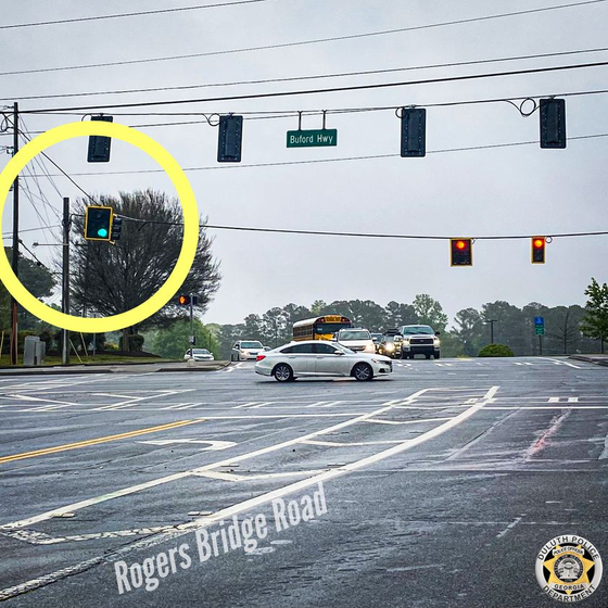 뷰포드 하이웨이에 오작동하고 있는 신호등 사진. 왼쪽에서 차가 달리는데도 파란불이 켜져 도로에 혼란을 주고 있다. [둘루스 경찰 제공]