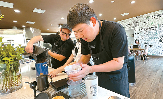 발달장애인 청년들이 시소 빈스&커피에서 커피를 제조하고 있다. 김상진 기자