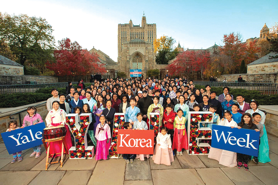 지난해 11월 예일대학교에서 열린 한국주간 행사에 참여한 한인 학생들과 교직원들이 단체 사진을 찍고 있다. [예일대 한인학생회 페이스북]