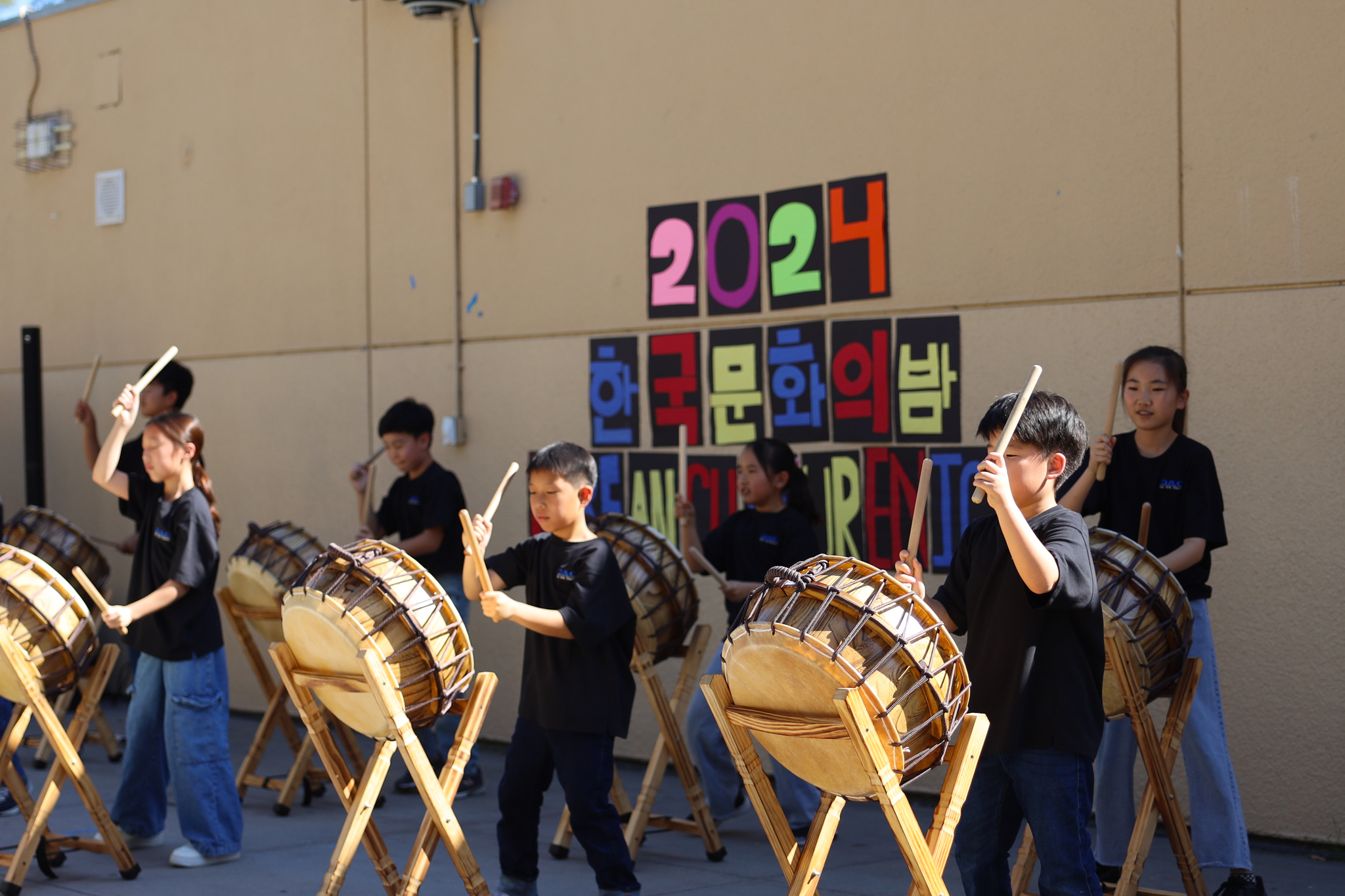 팍스 중학교에서 열린 제3회 한국 문화의 밤 행사에 출연한 학생들이 북 연주를 선보이고 있다. [풀러턴 교육구 제공]