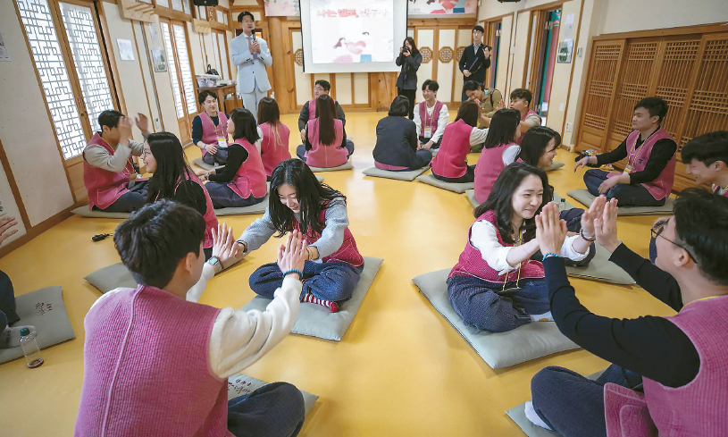 한국에서 가장 오래된 사찰인 강화도의 전등사에서 열린 ‘나는 절로’라는 맞선 행사 참석자들이 서로 손을 맞대며 게임을 즐기고 있다.