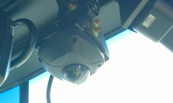 LA 메트로 버스 앞유리창에 설치된 AI 감시카메라  [KTLA 화면 캡쳐]