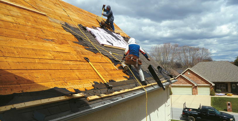 우기 시 누수와 손상 위험이 큰 노후된 지붕을 교체 또는 수리하면 주택보험료 절약에 도움이 된다. [unsplash.com 캡처]