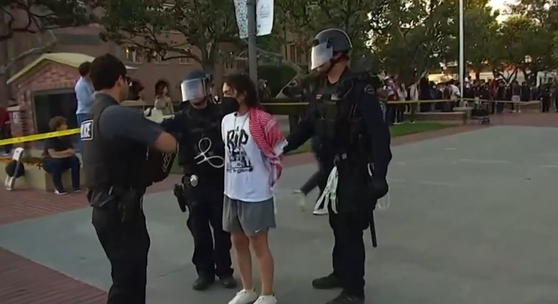 친팔레스타인 시위 참가자 중 한명이 체포됐다. [NBC LA 캡쳐]