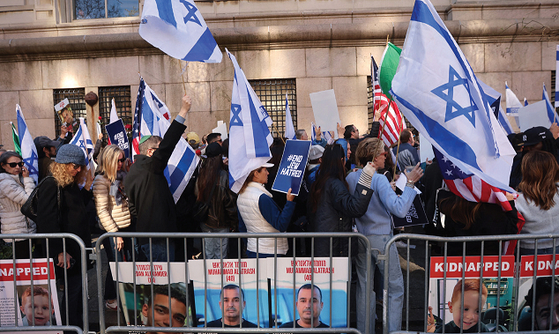 전국 대학가를 중심으로 친팔레스타인 시위가 확산되는 가운데, 26일 컬럼비아대학교 캠퍼스 앞에서 친이스라엘 시위대가 학생들과 맞서고 있다. [로이터]