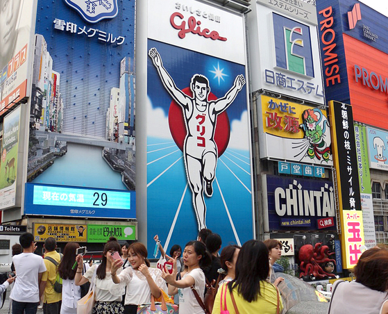 역대급 엔저로 남가주 한인들 사이에서도 일본 여행 수요가 급증하고 있다. 오사카의 관광 명소 도톤보리에 몰린 관광객들. 박낙희 기자