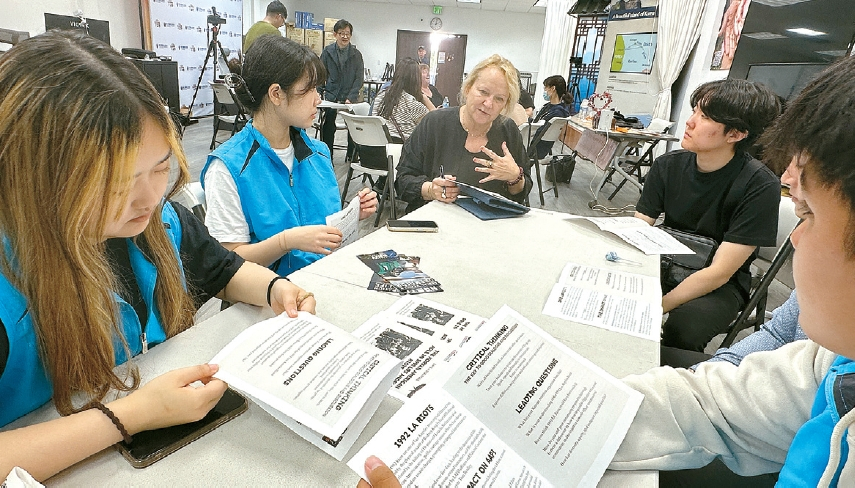 27일 LA한인회관에서 열린 차세대 토론회에서 한인 청소년들이 분임 토의를 진행하고 있다.  김상진 기자 