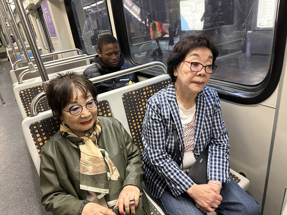 클라라 리(오른쪽)와 김윤자 씨가 퍼싱 스퀘어 역에서 지하철을 타고 한인타운으로 향하고 있다. 뒤에 앉은 남성이 뾰족한 공구를 만지작거리고 있어 이씨와 김씨는 자리를 옮겼다. 김상진 기자