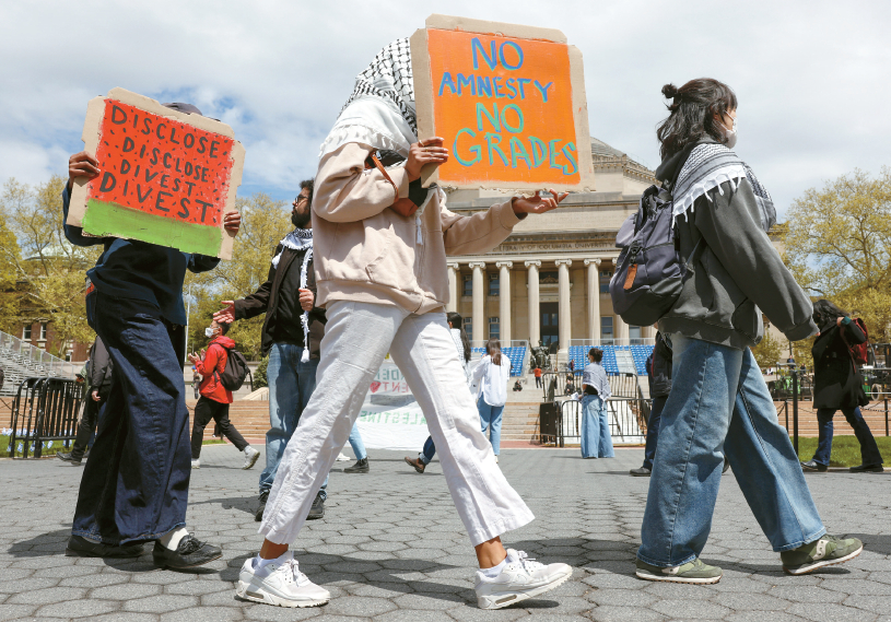 전국의 대학가에서 반전을 외치는 친팔레스타인 시위가 확산하고 있다. 지난주 컬럼비아대 학생들이 이스라엘 기업과 군수 산업체에 투자 철회를 주장하는 피켓 시위를 하고 있다. [로이터]