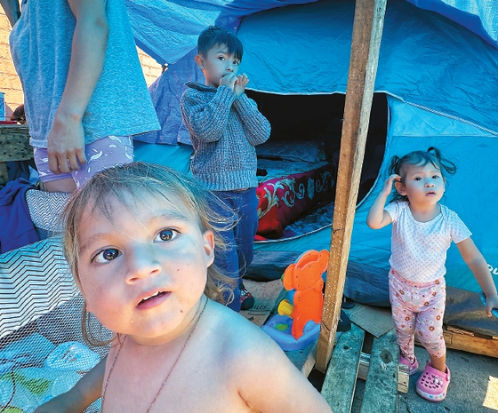LA다운타운 스키드 로우의 한 텐트에서 생활하고 있는 존 발렌시아씨의 자녀들. 김상진 기자
