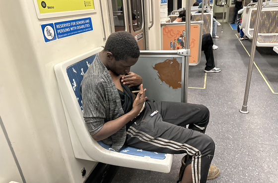 약물에 취해 보이는 한 남성이 지하철 의자에 앉아 마약류를 몸에 투여하고 있다. 김상진 기자 