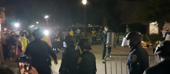 UCLA 경찰들이 시위를 진압하고 있다. [NBC LA 캡쳐]