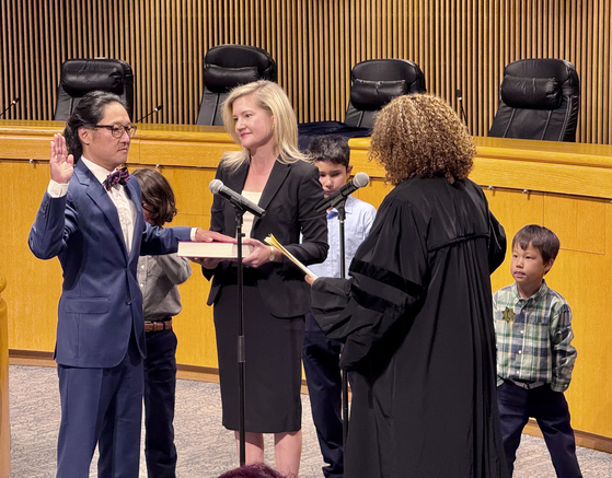 도널드 리(왼쪽) 판사가 가족들과 나와서 타디아 휘트너(오른쪽) 판사 앞에서 취임 선서하고 있다. 가운데는 리 판사의 아내 앨리슨 씨.