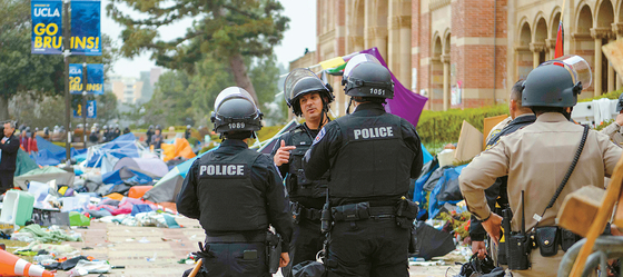 2일 새벽 경찰이 UCLA캠퍼스에 진입 시위 중인 친팔레스타인계 학생들을 강제해산하고 200여명을 체포했다. 2일 오전 LAPD 경관들이 시위대가 머물던 교정을 순찰하고 있다. [Nicolas Greamo/Daily Bruin senior staff]