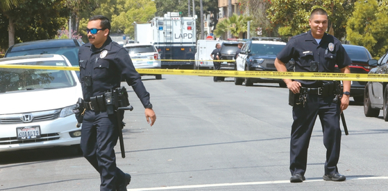 3일 경찰 총격 사건이 발생한 지역 인근에서 LAPD 경관들이 주변을 통제하고 있다.   김상진 기자