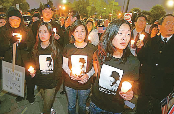 경찰 총격으로 사망한 마이클 조씨의 모교인 UCLA에서 지난 2008년 1월 추모식이 열렸다.   김상진 기자