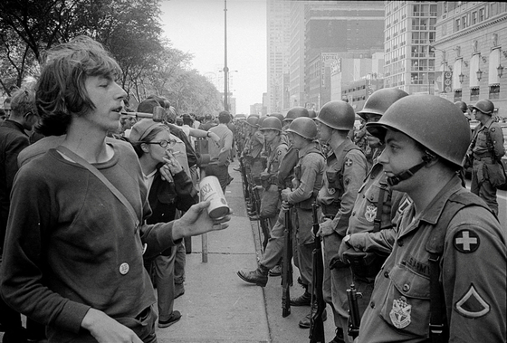 1968년 시카고 전당대회 당시 대치 중인 시위대와 방위군. [로이터 자료]