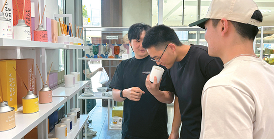 한류 덕에 타인종 고객들의 한국산 제품에 대한 선호도가 높아지는 가운데 한국제품 판매업체 엘시스를 방문한 중국계 미국인들이 한국산 향초를 살펴보고 있다.