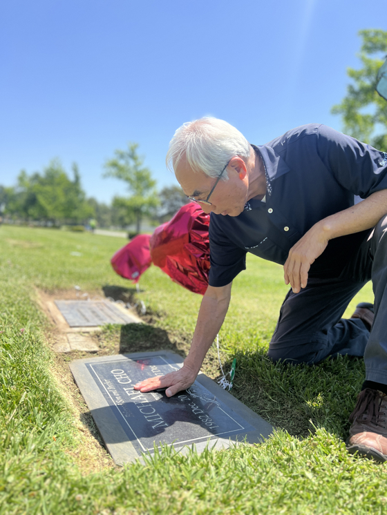 조성만 씨가 9일 아들(마이클 조)이 묻혀있는 오크데일 묘지를 찾았다. 아들의 묘비를 바라보며 가슴속에 있던 이야기를 꺼냈다.
