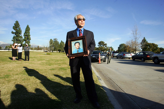 2008년 1월 12일 조성만씨가 오크데일 메모리얼 묘지에서 아들의 영정사진을 들고 하관을 기다리고 있다. 김상진 기자