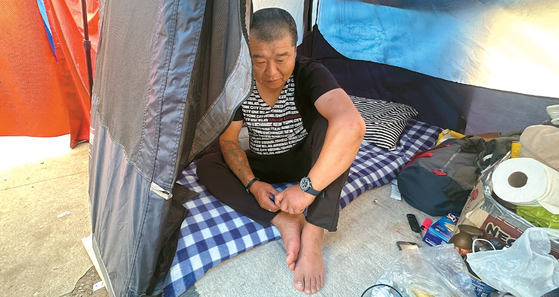 박준씨는 LA한인타운 올림픽 불러바드 선상에 있는 한 텐트에서 1년 가까이 살고 있다.   김상진 기자