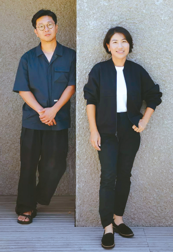 건축가인 정주영(왼쪽)씨와 장은씨 부부는 7년전 본채를 사면서부터 차고 개조를 계획했다.