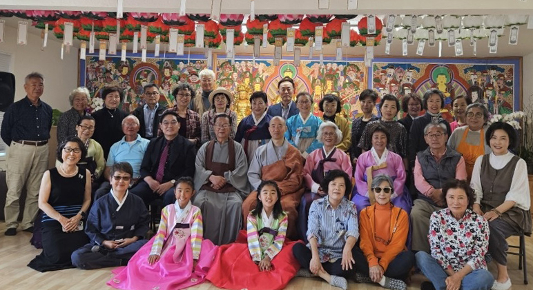 OC법보선원에서 열린 부처님 오신 날 봉축식 참석자들이 한자리에 모였다. [법보선원 제공]