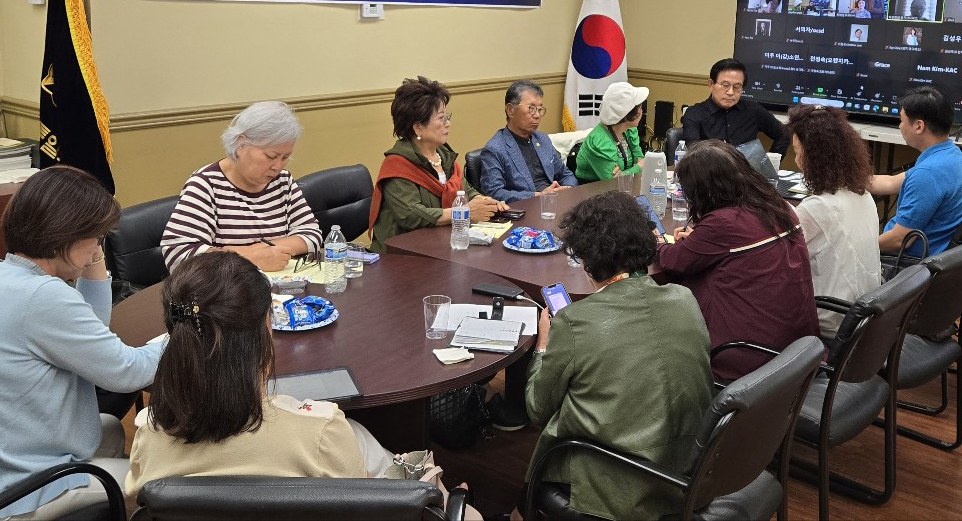 OCSD평통 임원회의 참석자들이 통일골든벨 퀴즈대회에 관해 논의하고 있다. [평통 제공]