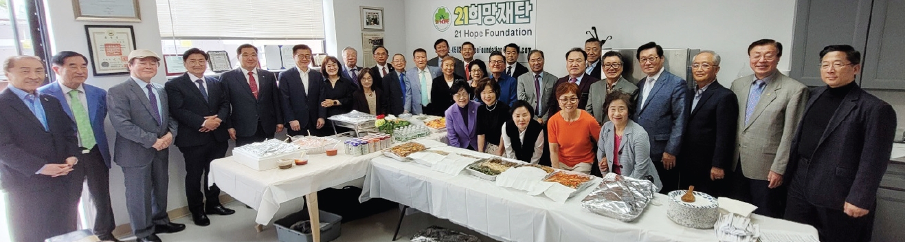 21희망재단 사무실 이전 감사예배가 지난 14일 플러싱 새 사무실(45-15 162스트리트)에서 진행됐다. 김광석 뉴욕한인회장과 정관호 뉴욕목사회장이 참석해 격려사를 전했고, 변종덕 이사장은 “사무실 이전을 계기로 소외당한 이웃 돕기와 긴급구제사업 등 재단의 설립목적에 맞는 사업을 더욱 열심히 해나가겠다”고 밝혔다.  [21희망재단]