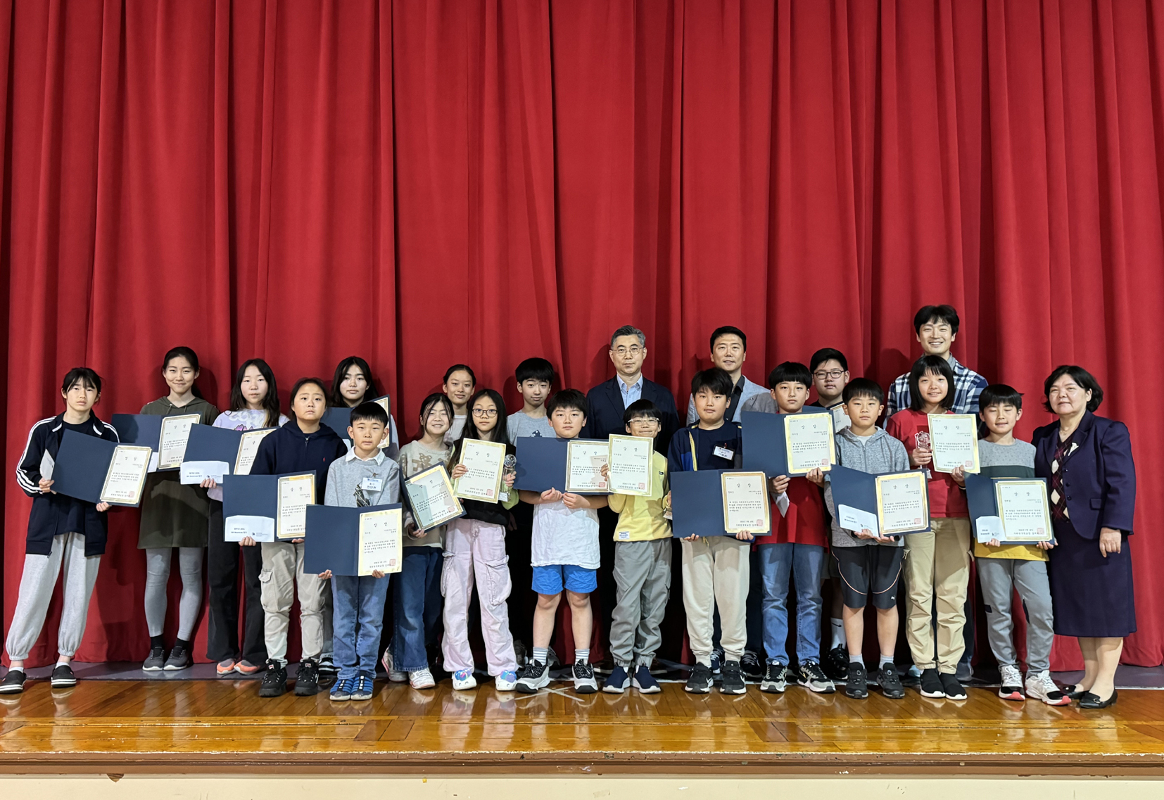 미한국상공회의소(KOCHAM/코참)는 스승의 날(5월 15일)을 맞아 18일 부설 우리한국학교 교사진의 수고와 은혜에 고마움을 드리는 감사의 뜻을 전했다. 또 우리한국학교는 SK 아메리카 후원으로 열린 제21회 수학경시대회 시상식을 갖고 최태리 학생에 이사장상, 신서우 권규리 학생에 학교장상 등을 수여했다. [사진 우리한국학교] 