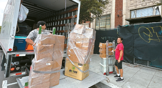 지난 16일 인부들이 'SMT LA' 건물에서 싱크대 등 주방 기기들을 철거해 트럭에 싣고 있다. 김상진 기자