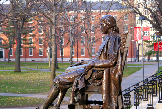 하버드 캠퍼스에 있는 존 하버드 창립자 동상.