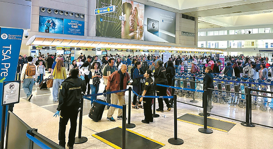 지난 20일 오후 9시가 넘었는데도 해외 여행객들로 붐비는 LA국제공항 톰브래들리 청사 출국장. 박낙희 기자