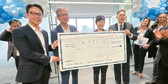 뉴욕라이프 LA지사의 카일 장 지사장(오른쪽에서 두번째)이 KYCC 송정호 관장에게 성금을 전달하고 있다. 